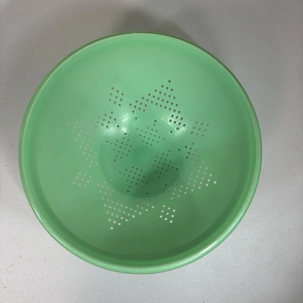 Tupperware Colander Food Strainer Bowl Jadeite Green 339-3Footed. Vintage Faded